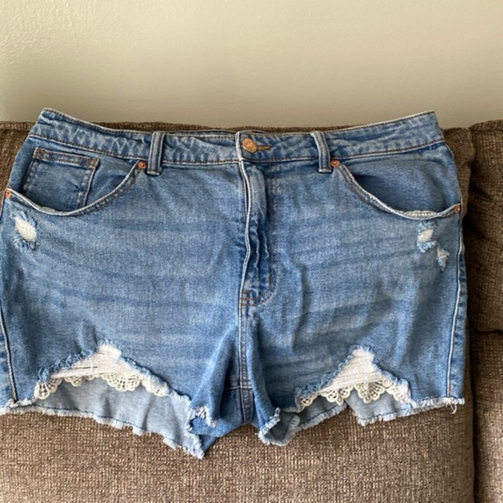 Wild Fable distressed high rise jean shorts size 16